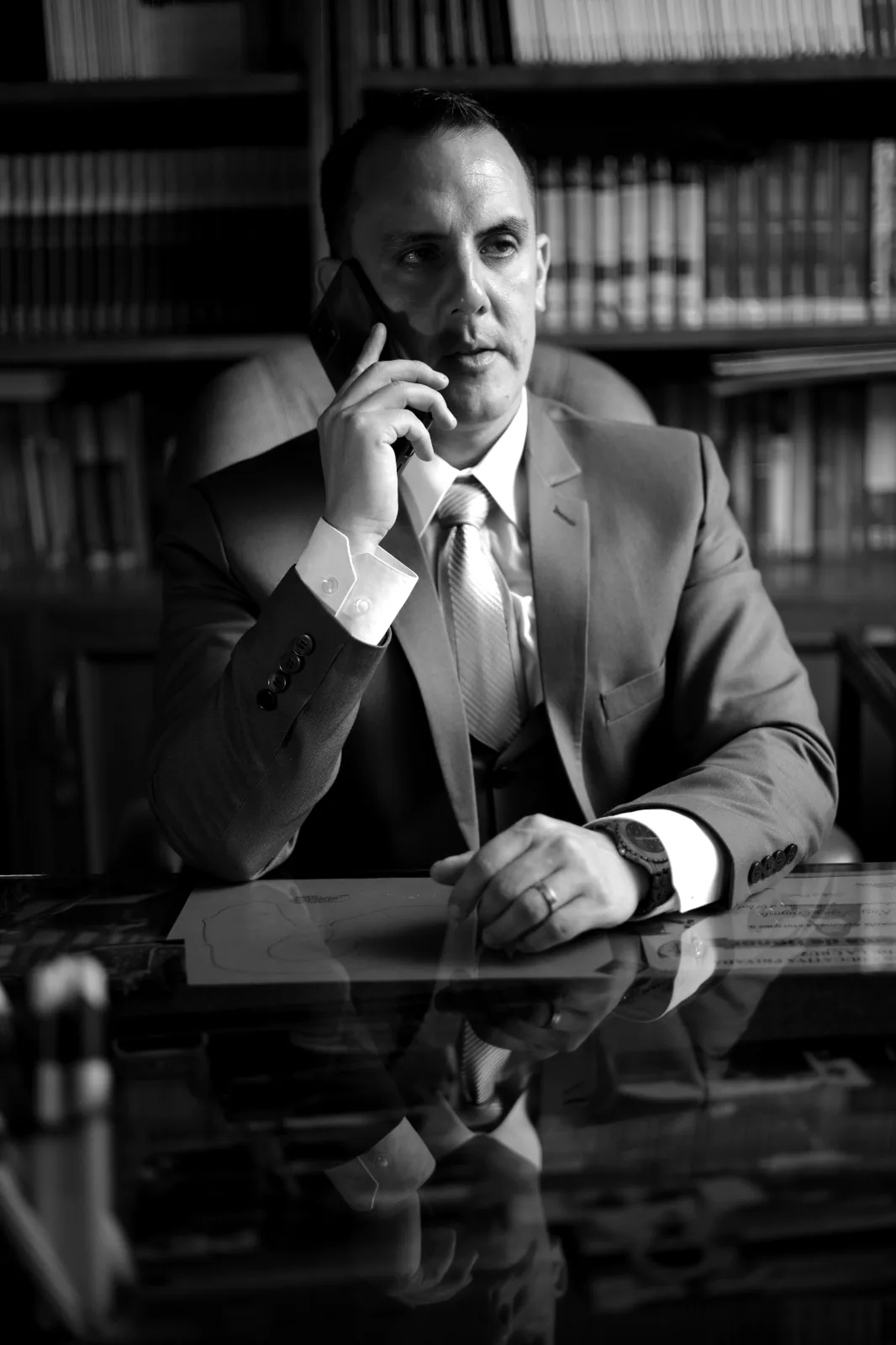 Dr. Augusto López Loaiza en su despacho, atendiendo un caso